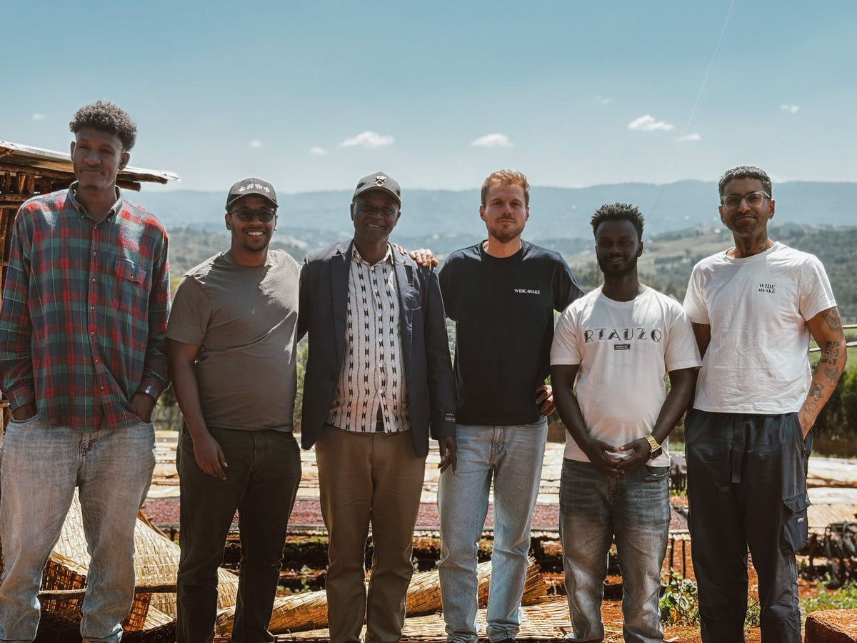 A delicate and complex coffee from Bekele Kachara's Murago site in Bensa, Sidama. We met Bekele on a trip through Ethiopia and have since bought his coffee. This honey processed JARC 74158 gives a clean, layered cup. Notes of peach, white flower and oolong.
