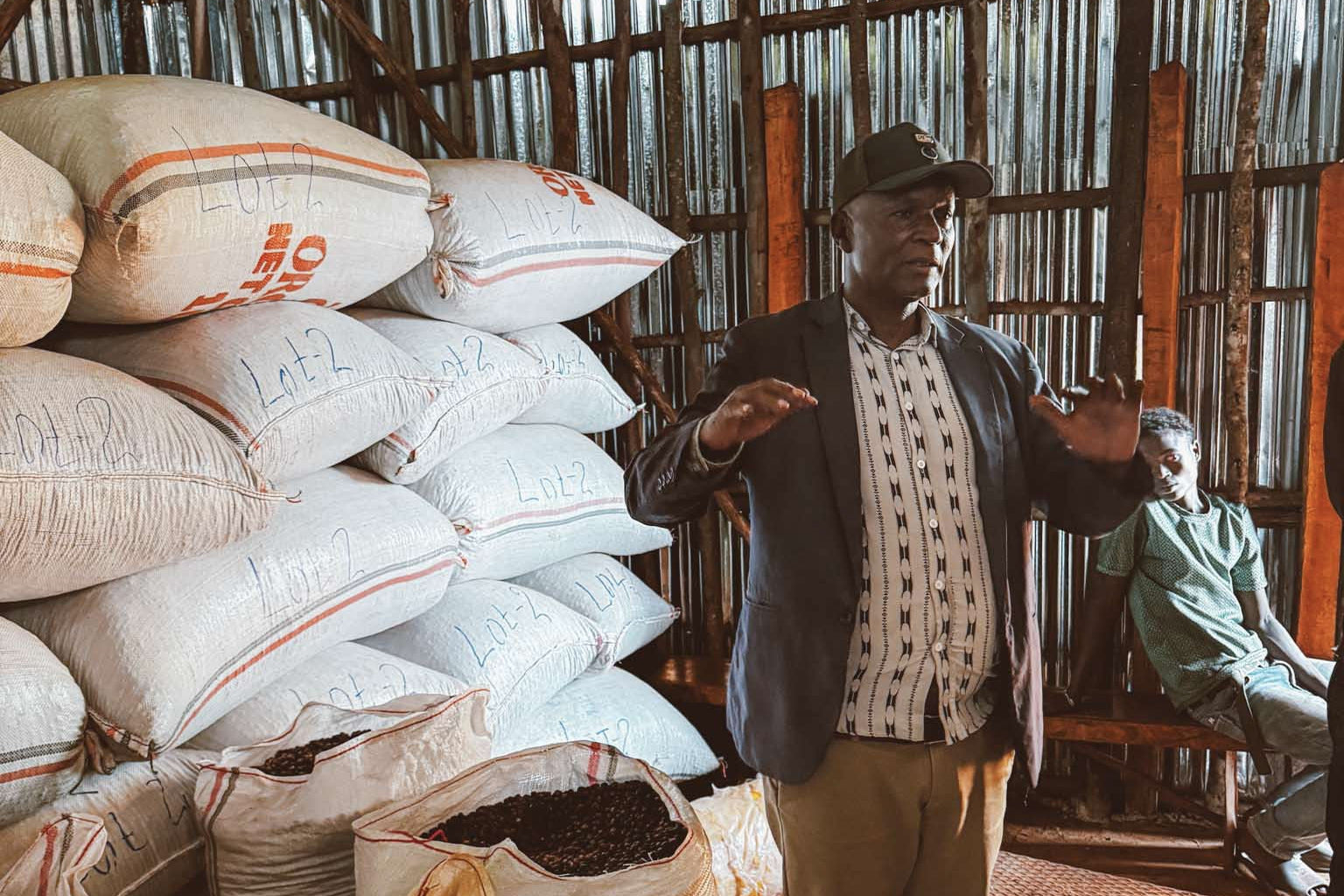 A delicate and complex coffee from Bekele Kachara's Murago site in Bensa, Sidama. We met Bekele on a trip through Ethiopia and have since bought his coffee. This honey processed JARC 74158 gives a clean, layered cup. Notes of peach, white flower and oolong.
