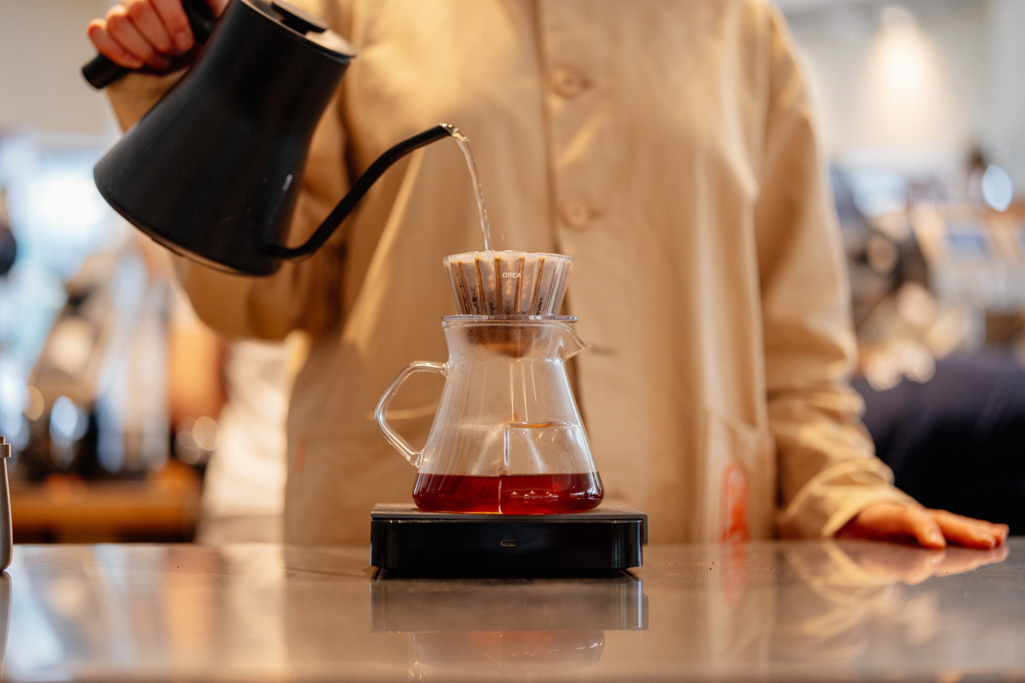The OREA O1 is a compact flat-bottom brewer designed for a fast and even flow. It produces bright, sweet and complex cups with plenty of clarity, making it a great choice for vibrant and fruity coffees. This recipe pairs the OREA O1 with Sibarist Fast Wave filters, but it can be adapted to other wave-style filters. Use the video as a starting point and adjust the variables according to your coffee and taste.