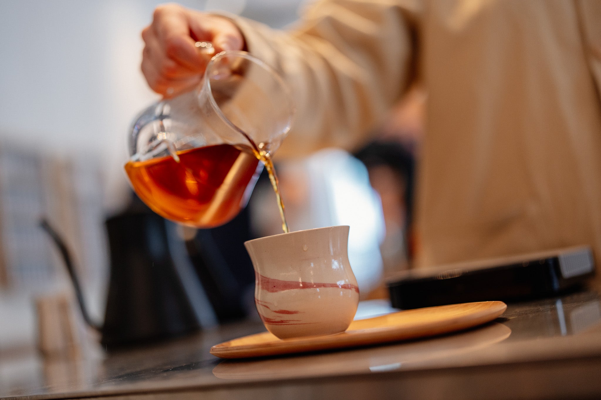 The OREA O1 is a compact flat-bottom brewer designed for a fast and even flow. It produces bright, sweet and complex cups with plenty of clarity, making it a great choice for vibrant and fruity coffees. This recipe pairs the OREA O1 with Sibarist Fast Wave filters, but it can be adapted to other wave-style filters. Use the video as a starting point and adjust the variables according to your coffee and taste.