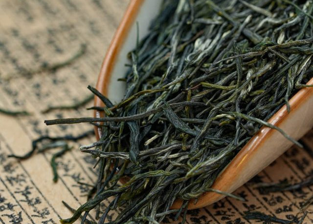 An intense steamed green tea- En Shi Yu Lu with premium quality tea leaves. Its dry leaves are long and slightly twisted and present a fresh emerald-green color. After steeping, limeade green liquid naturally comes out with a smooth and thick texture and it can be re-steeped many times.