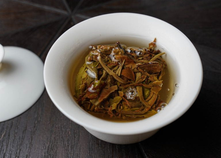 This unique Wild Tree white tea from Lincang is pressed into a cookie shape and harvested only in March. Processed with sun-dried method, it offers a complex flavor profile with floral, fruity, and sugarcane notes, balanced by a brief bitterness that fades into sweetness. With few months aging, the bitterness transforms into a rich, lingering fruity aftertaste.